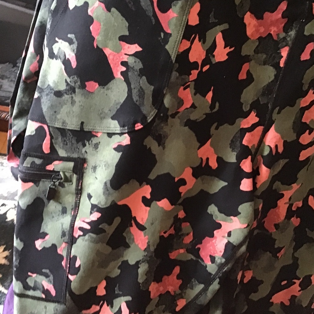 LOWEST🌺 NWT TORRID 3X PERFORMANCE CORE CAMO w/POCKETS CROP PANTS - Picture 8 of 12
